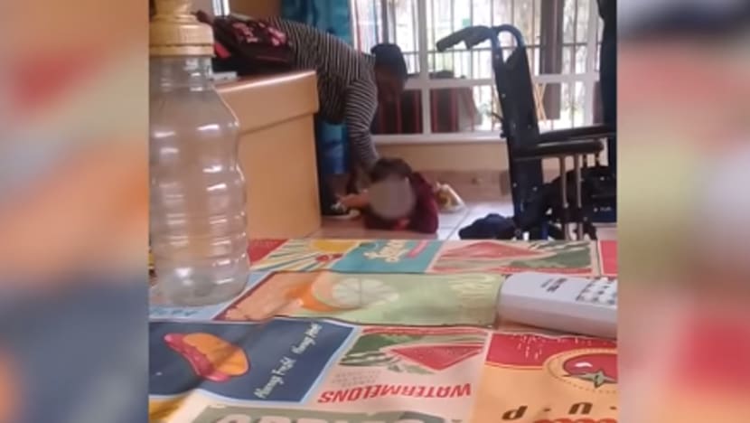 Pengasuh dipecat kerana tendang budak kurang upaya gara-gara "lampin basah"