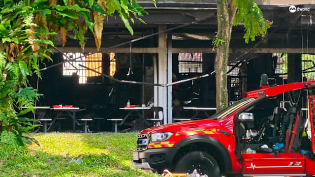 疑油锅过热起火 咖啡店员工自救未果数摊位遭殃