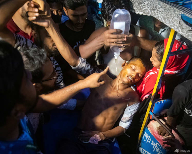 PHOTOS: Bangladesh protesters celebrate as prime minister resigns and flees abroad