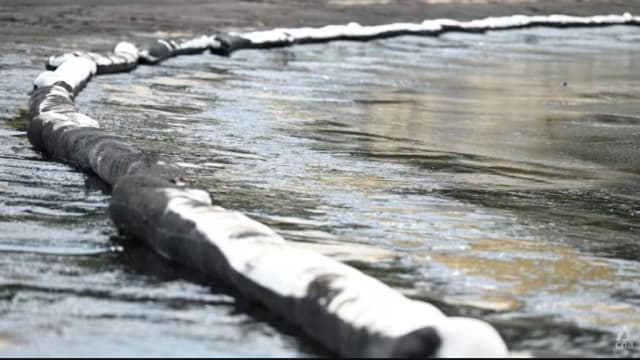 清理油污工作专注防油污进一步扩散 多个地区部署吸油围栏