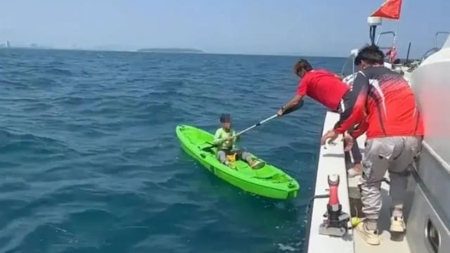 中国十岁男童划船钓鱼 被浪冲走漂流一夜所幸获救