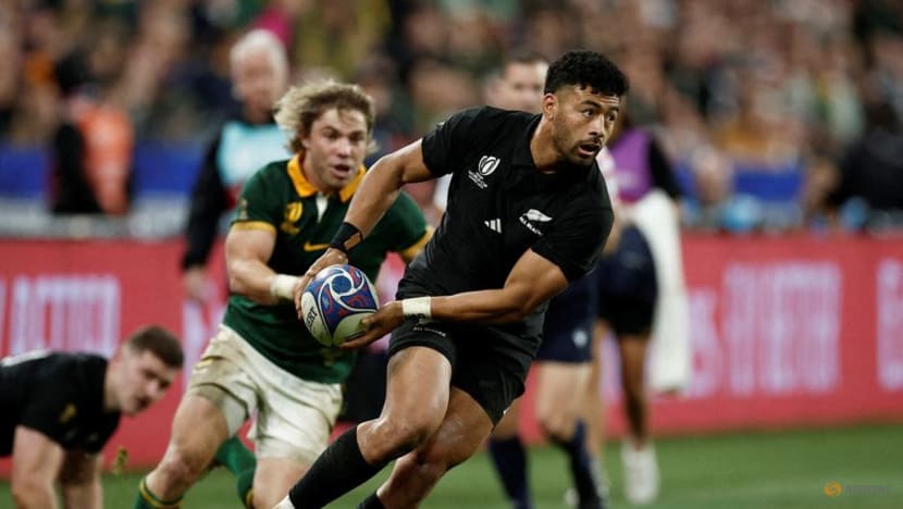 'Big boys' Barrett, McKenzie can handle Mo'unga return, says NZ coach Robertson 'Big boys' Barrett, McKenzie can handle Mo'unga return, says NZ coach Robertson