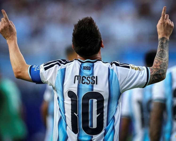 Argentina sings collective happy birthday to Messi