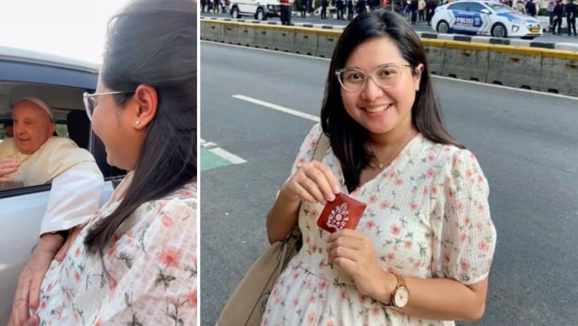 Viral tangis haru warga pecah usai terima berkat dan rosario langsung dari Paus Fransiskus di jalanan Jakarta