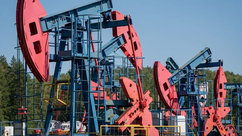 Oil edges down with Ukraine peace talks, US rate decision in spotlight