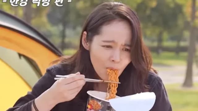韩佳人吃韩国火鸡面，辣到进医院！