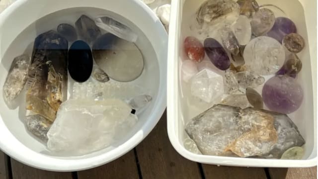 水晶或抱树疗法成中国减压新风潮 专家：有较严重问题该就医