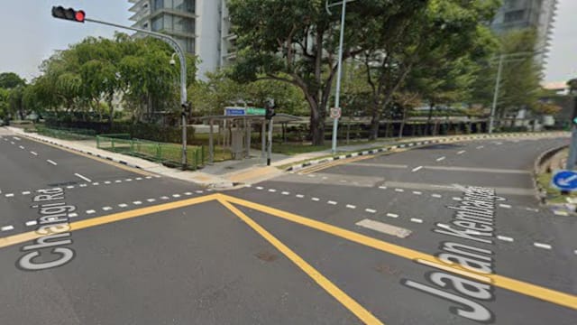 景万岸水管漏水造成路面积水 交通灯倾倒失灵