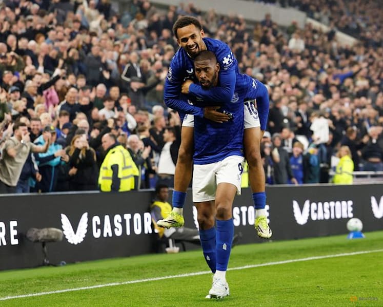 Rosenior bemoans 'cheap goals' as Everton thump Chelsea