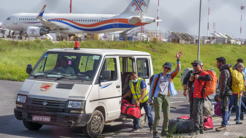 Hundreds of Everest climbers begin to return from summit Hundreds of Everest climbers begin to return from summit