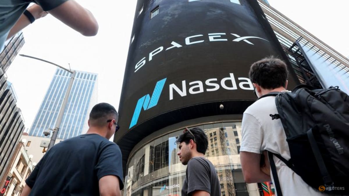 SpaceX's mobile ambitions jolt US telecom market, analysts debate threat