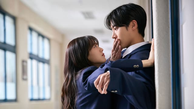 高中生巫女逆转初恋命运超吸睛！韩剧“Head Over Heels”能否复制“Lovely Runner”神话？