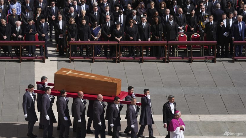 Crowds applaud Pope Francis' coffin as Vatican funeral begins Crowds applaud Pope Francis' coffin as Vatican funeral begins