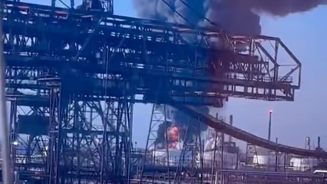 美国得州一座炼油厂发生爆炸 暂无人员伤亡报告