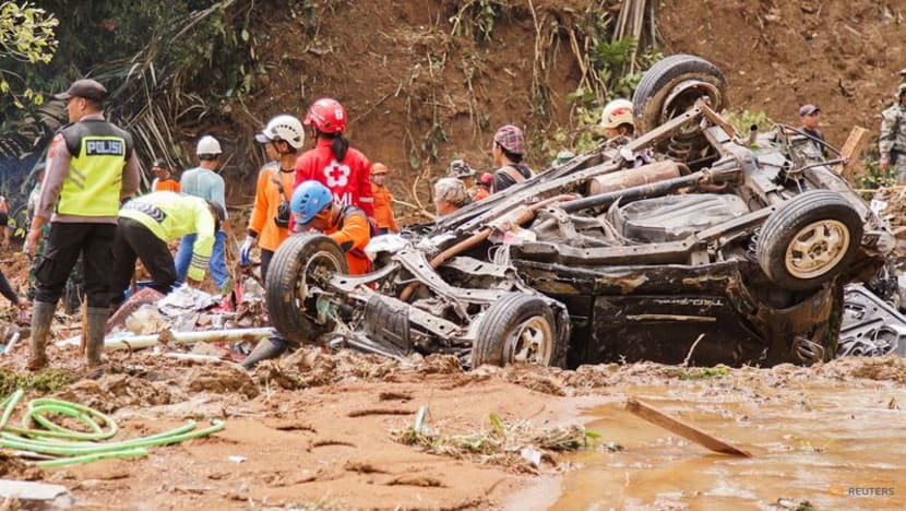 Indonesian rescuers halt evacuation due to bad weather after landslide kills 25 Indonesian rescuers halt evacuation due to bad weather after landslide kills 25