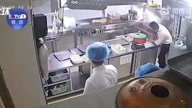 中国烧烤店气爆酿31死 调查揭本该有逃生机会