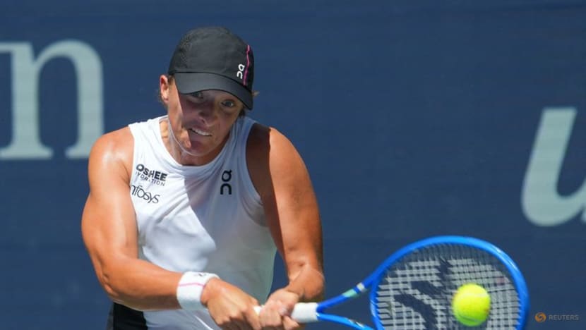 Swiatek swats aside Arango in US Open first round