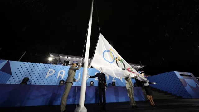 巴黎奥运会开幕式又一乌龙 五环旗竟被挂反