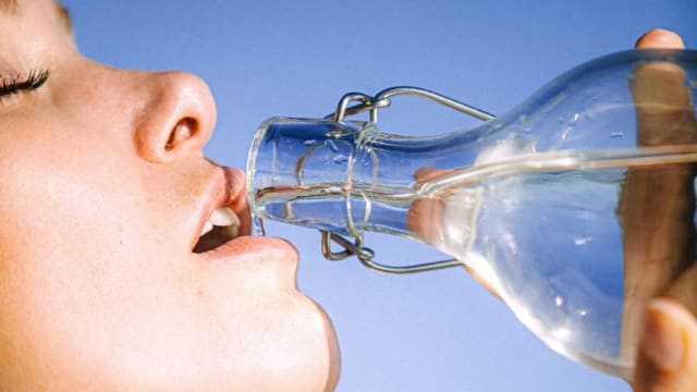 新说法：每天喝2000cc的水太多了！