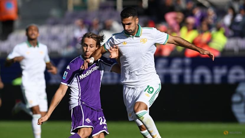 Roma take top spot with 2-1 comeback win at Fiorentina