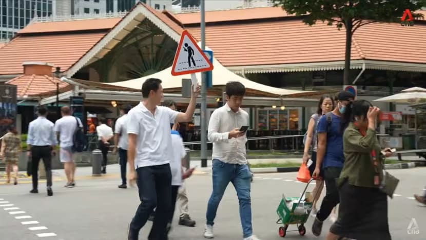 Waspada! Jalan sambil main ponsel bisa berdampak buruk bagi tubuh dan otak