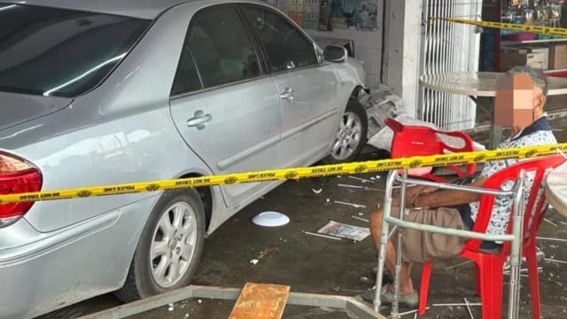 老翁疑错踩油门撞咖啡店 茶客亲睹老伴被撞毙