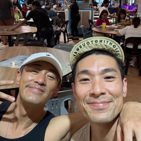 林峯全家新加坡美食之旅：杨志龙亲自品尝本地特色美食，化身“美食大使”