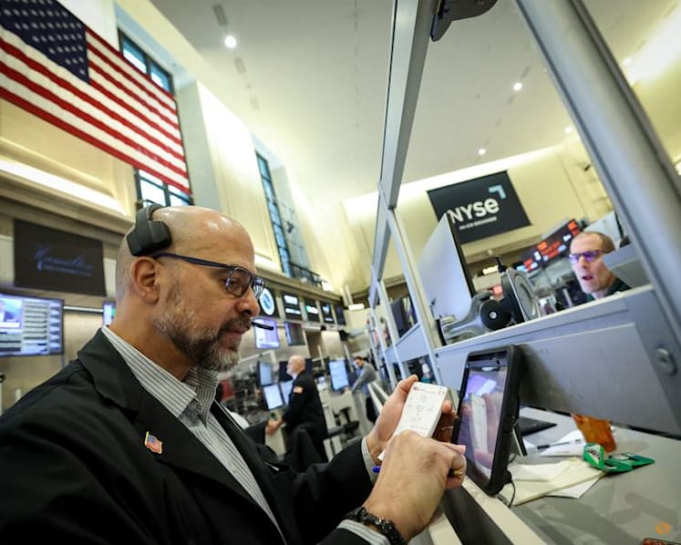 Tech, banks weigh on Wall Street; Trump eases Iran oil fears