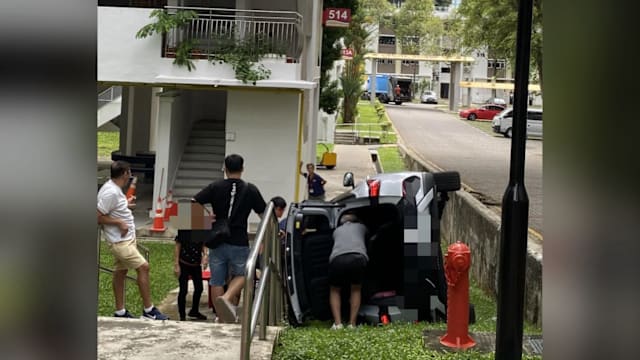 疑打滑失控 轿车侧倒勿洛组屋区