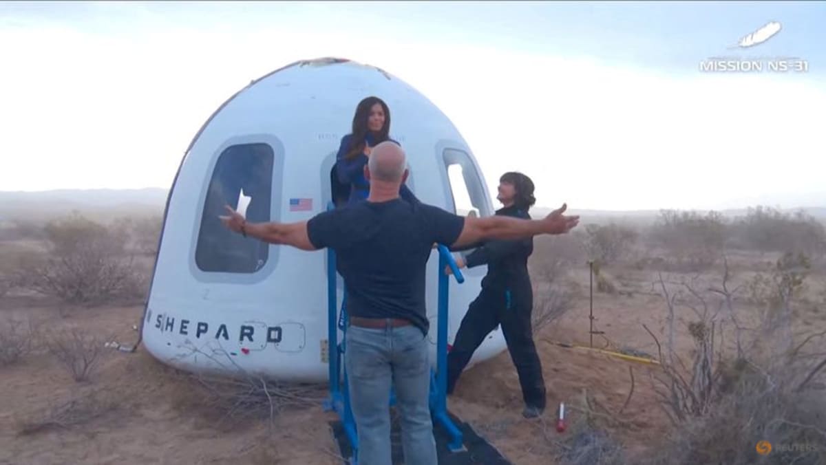 Katy Perryは、Blue Origin Rocketのすべての女性の乗組員とともに宇宙に立ち向かいます