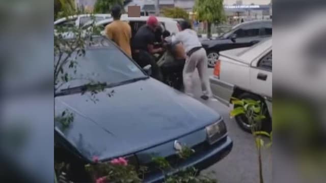 马国男子当街遭掳上车 四嫌犯被扣 