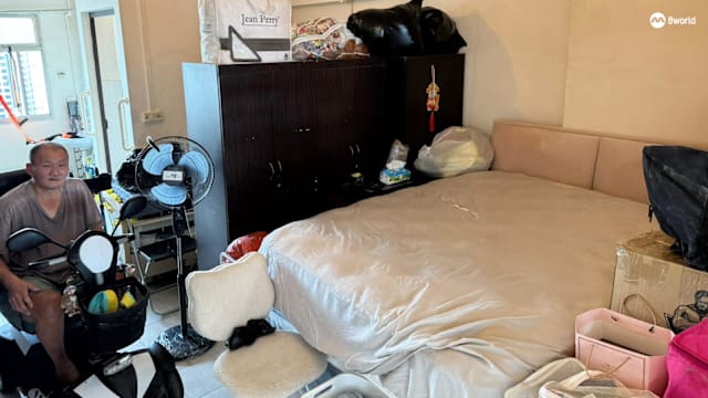 女儿误交损友抽丧尸烟弹被抓 义工助瘫父打扫迎女儿回家