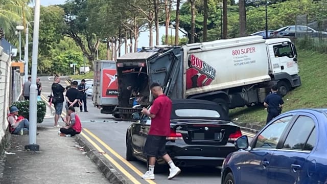 快递公司罗厘同垃圾车相撞 一人送院