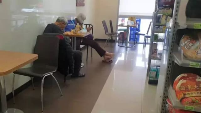 疑遭儿女卖屋弃养 台湾老夫妻抱神主牌住便利商店