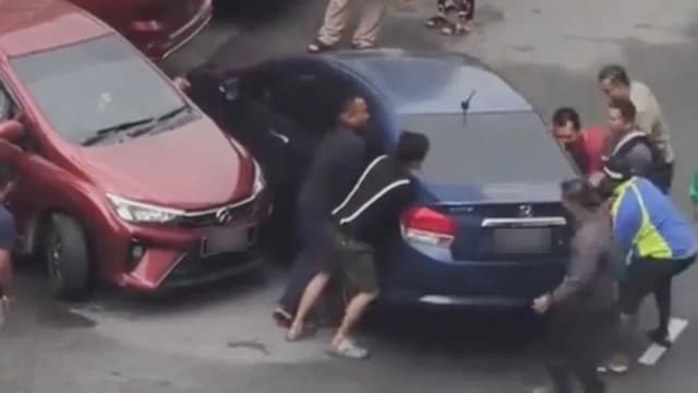 金马仑公寓双重停车挡道 民众合力移车解围