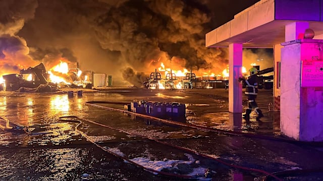 柔佛橡胶厂大火酿“黑雨” 污染社区 两校停课