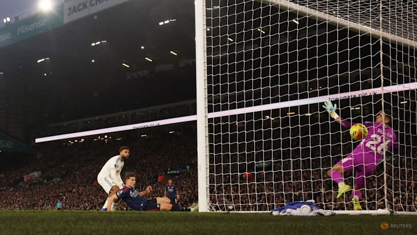 Leaders Arsenal end slump with 4-0 romp at Leeds, Liverpool crush Newcastle