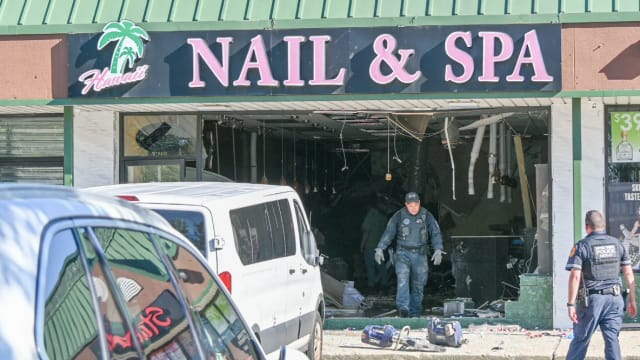 美国一辆汽车失控冲进美甲店 造成四死九伤