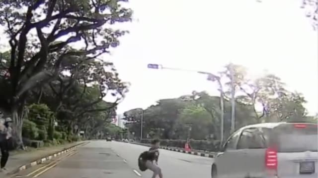 休旅车飞驰闯红灯 男童过马路险遭撞飞