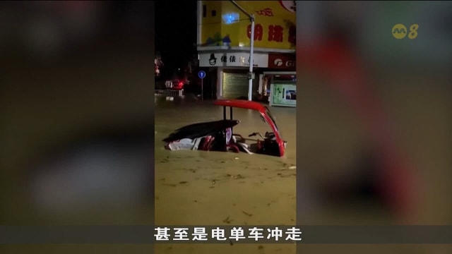 中国多地暴雨引发洪灾与土崩 紧急转移逾万人
