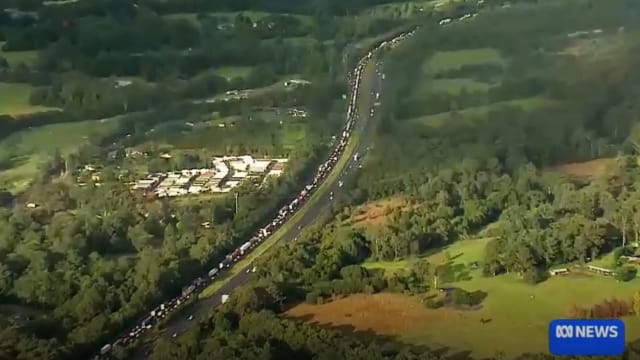 金属碎片从卡车撒落 澳洲高速公路300多辆汽车轮胎受损