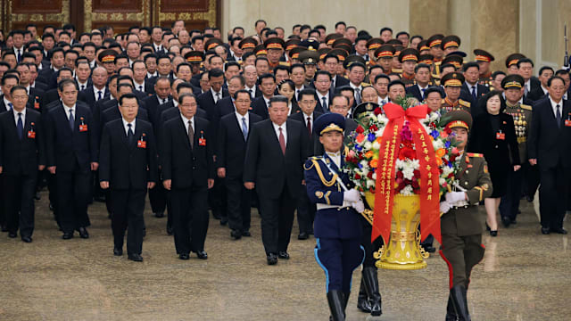 金正恩率领新任党中央领导机构成员 到锦绣山太阳宫参拜