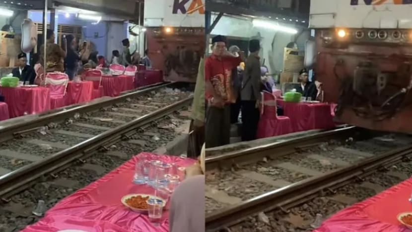 Majlis kahwin di Surabaya ini tular gara-gara diadakan di tepi landasan kereta api Majlis kahwin di Surabaya ini tular gara-gara diadakan di tepi landasan kereta api