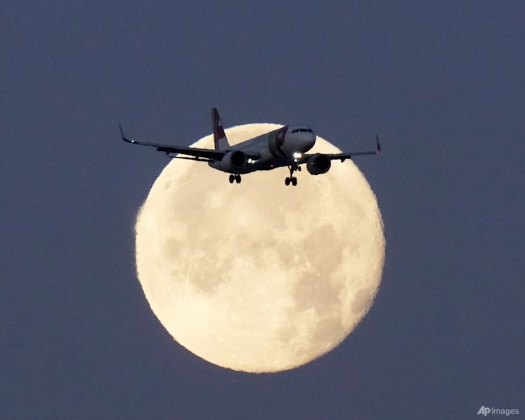 Global airlines race to fix Airbus jets; US reports little disruption