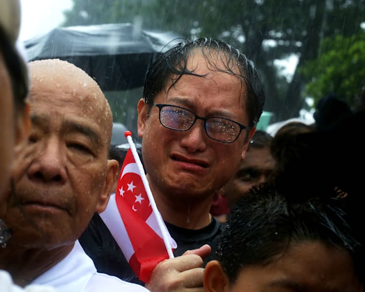 Overnight campers among crowd near Padang