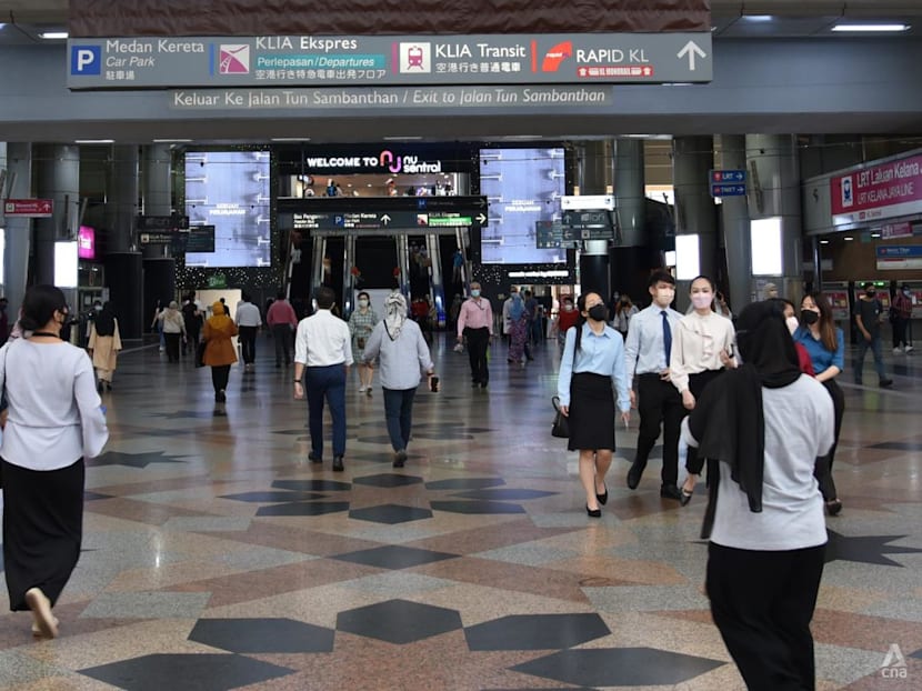Thousands of Klang Valley LRT commuters affected by unexplained glitch affecting several stations