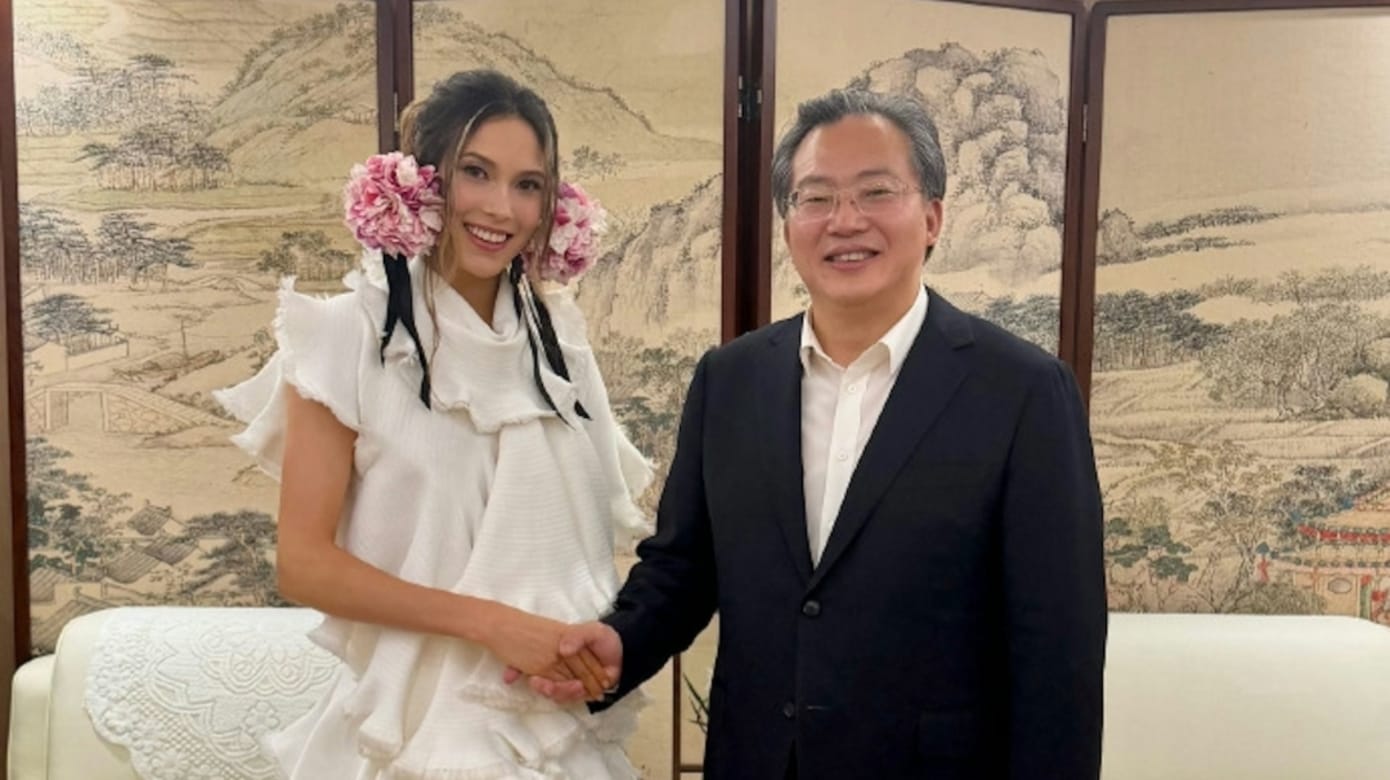 谷爱凌见苏州书记 鬓边簪花造型引热议