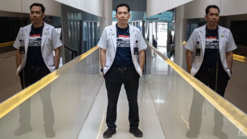 Doktor ini terima botol plastik dan bukan wang sebagai bayaran di kliniknya Doktor ini terima botol plastik dan bukan wang sebagai bayaran di kliniknya