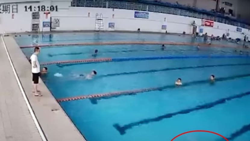 Budak lelaki, 8 tahun lemas di kolam renang awam di China tanpa diketahui orang berdekatan Budak lelaki, 8 tahun lemas di kolam renang awam di China tanpa diketahui orang berdekatan