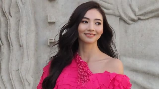 出席巴黎时装周　台湾女星谢沛恩凯旋门遇扒手